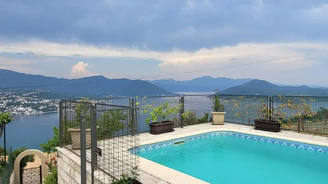 Atemberaubende Villa mit Pool und Panoramablick auf die Bucht — photo 15